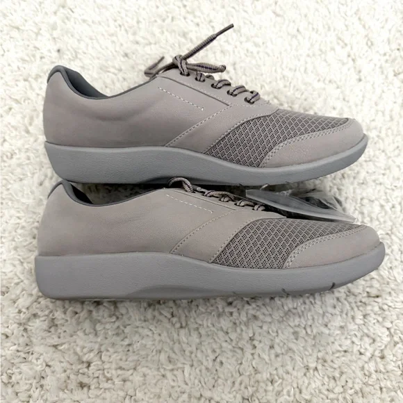 NWT Clarks Cloudsteppers - Picture 2 of 3